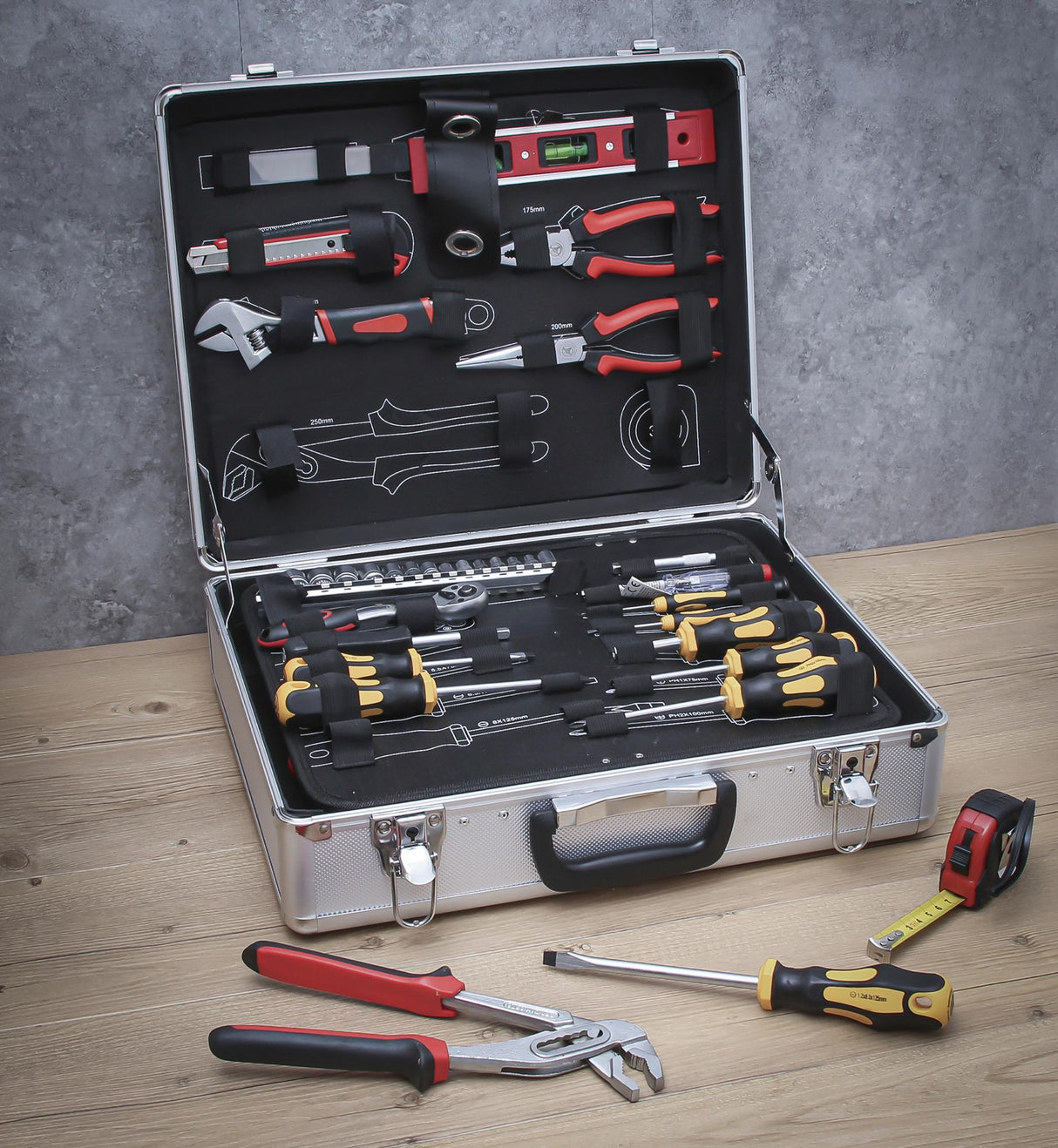 TOOL SET IN ALUMINIUM CASE | 129 PCS. (2204)