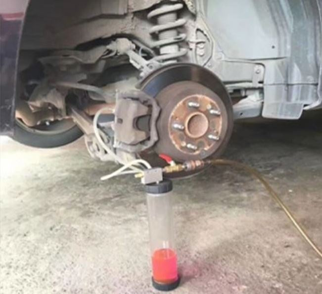 BRAKE FLUID BLEEDER / EXTRACTOR TOOL PNEUMATIC (SK2390)