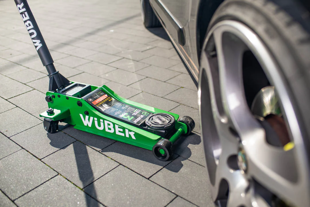Низкопрофильный гидравлический домкрат с колесами Wüber W22003 | двойной поршень | 65-500 mm | 3 т